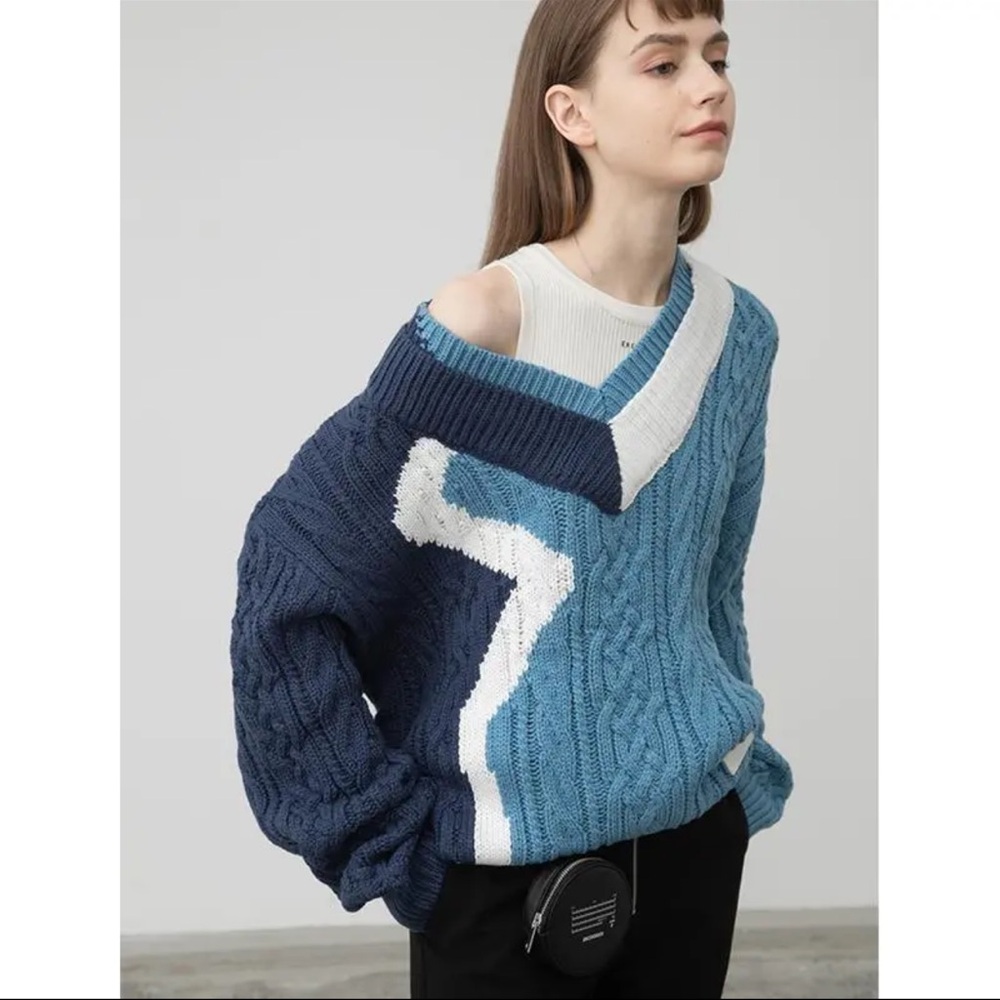 Oversized blue and white knitted sweater #oversizedknitwear